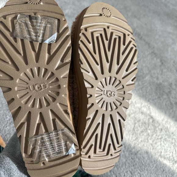 UGG Tan Sherpa Goldenstar Clogs - Picture 3 of 4